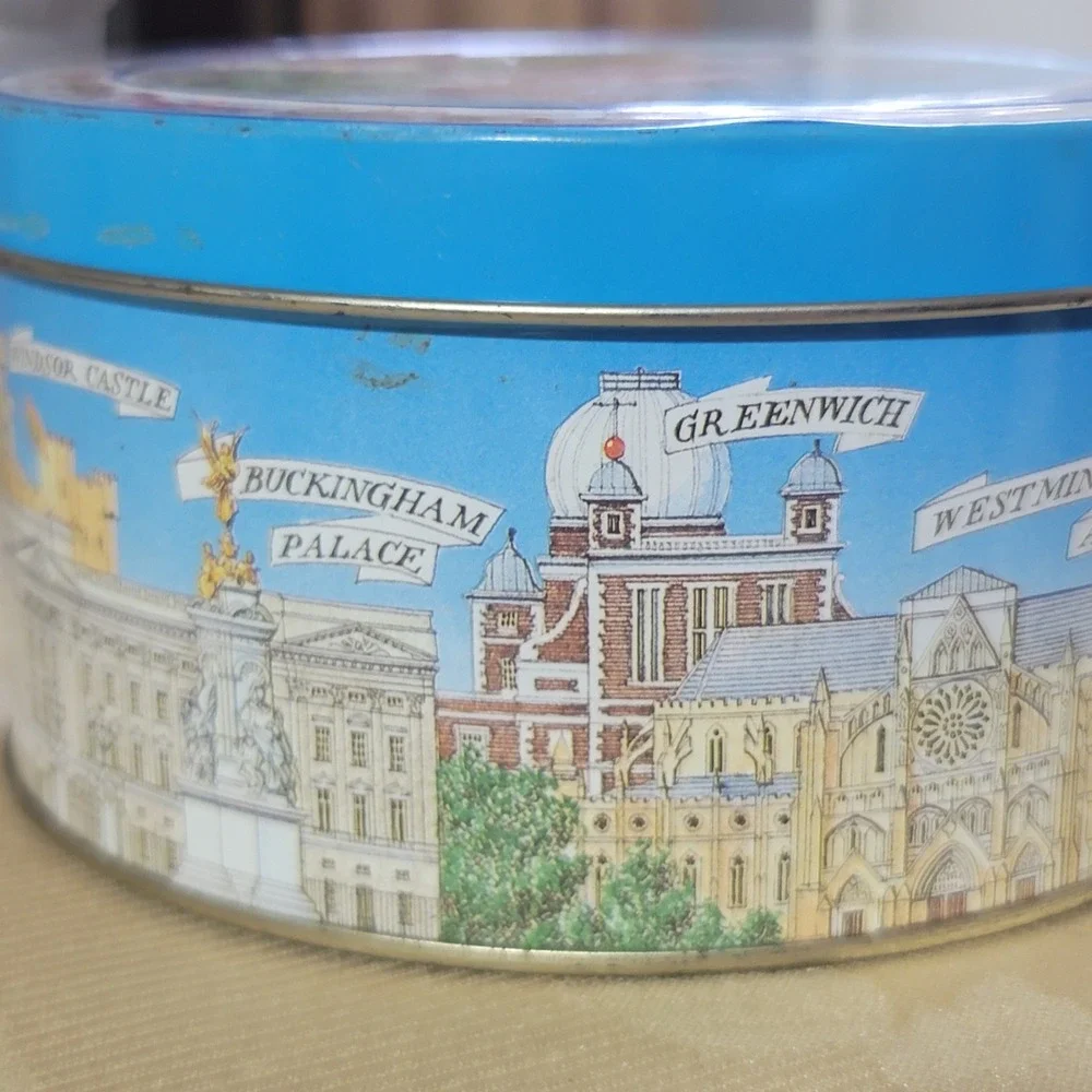 Authentic Vintage Bentley's of London Tin Famous London Landmarks 5.5